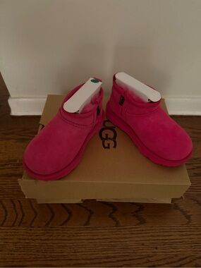 UGG Classic Ultra Mini in Bright Pink